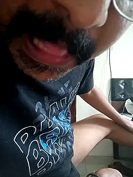 TamilRedchilli online show from May 8, 2026, 5:57 am