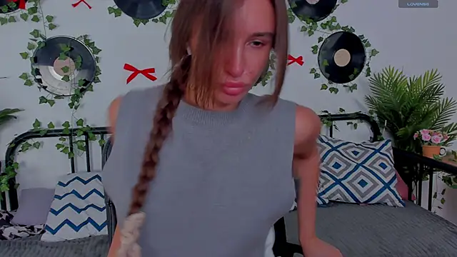 NicoleWells22 online show from June 10, 2026, 7:18 am