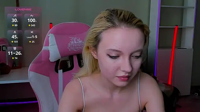 Snapshot of _CloudNine_ chatting on June 19, 2026, 3:33 am CloudNine online show from June 19, 2026, 3:33 am