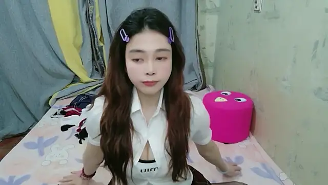 xiaoxiaohong030 online show from April 27, 2026, 12:25 pm