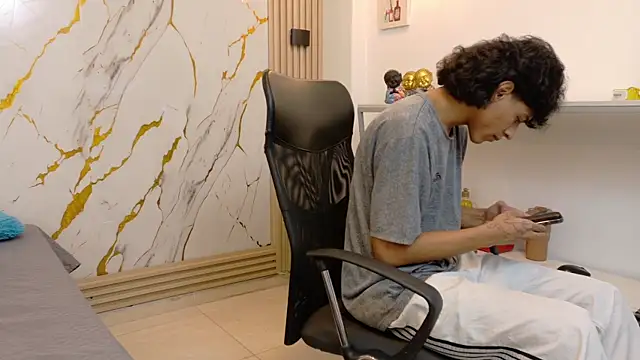 Snapshot of Zayn_Fox32 chatting on July 16, 2026, 6:47 pm Zayn Fox32 online show from July 16, 2026, 6:47 pm