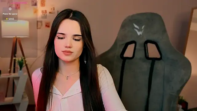 serenenov online show from June 17, 2026, 7:37 pm