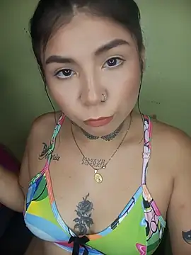 PequenaNena online show from May 17, 2026, 2:42 am