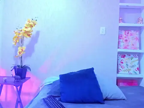 ChloeSmith9 online show from May 25, 2026, 8:04 pm