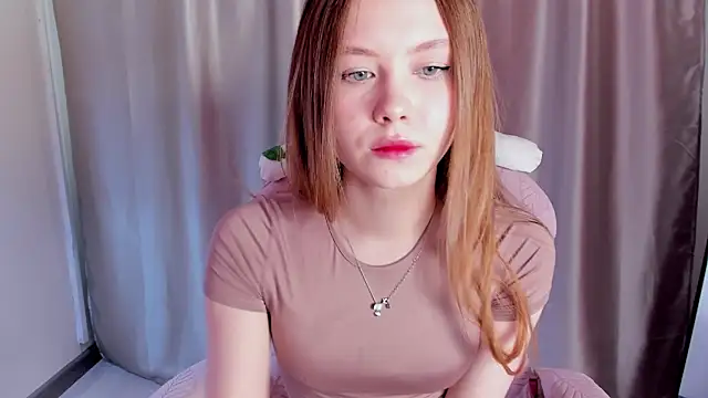 FloraLarsson online show from May 7, 2026, 3:45 am