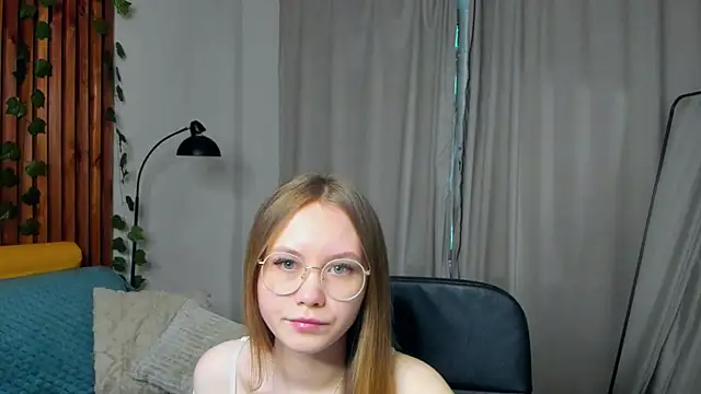FloraLarsson online show from May 14, 2026, 3:35 am