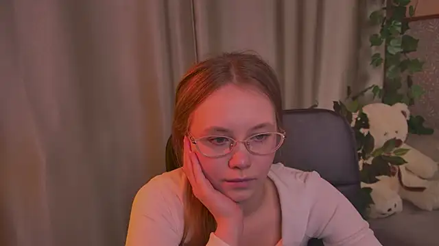 FloraLarsson online show from June 5, 2026, 6:52 am