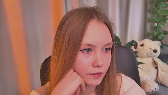 FloraLarsson online show from June 7, 2026, 10:19 am