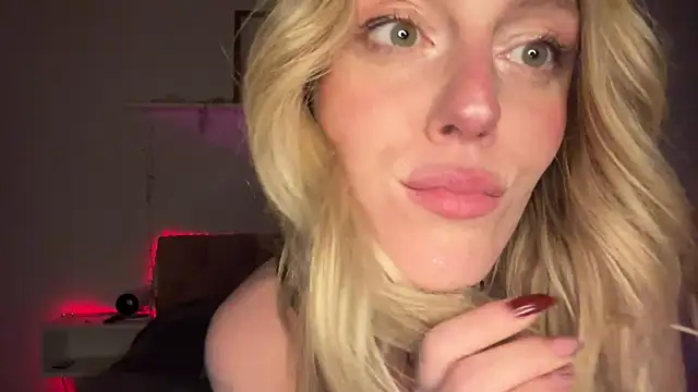 Snapshot of sweetemma_x chatting on June 26, 2026, 2:05 am sweetemma x online show from June 26, 2026, 2:05 am