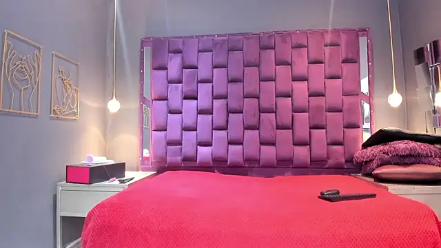 AlesiaLara online show from June 25, 2026, 7:07 pm