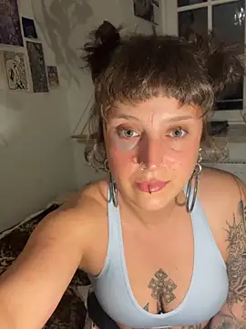 Snapshot of EmilieBraun chatting on May 5, 2026, 8:39 pm EmilieBraun online show from May 5, 2026, 8:39 pm