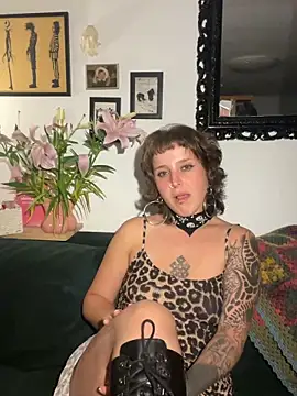 Snapshot of EmilieBraun chatting on June 13, 2026, 8:40 pm EmilieBraun online show from June 13, 2026, 8:40 pm