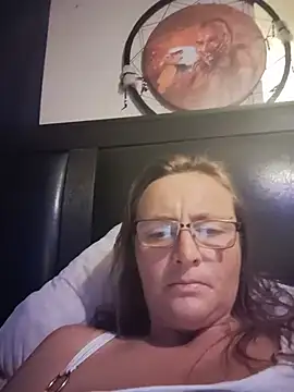 Snapshot of Queenle91 chatting on May 16, 2026, 12:07 am Queenle91 online show from May 16, 2026, 12:07 am