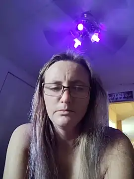 Snapshot of Queenle91 chatting on June 5, 2026, 4:02 pm Queenle91 online show from June 5, 2026, 4:02 pm
