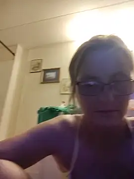 Snapshot of Queenle91 chatting on June 10, 2026, 4:23 am Queenle91 online show from June 10, 2026, 4:23 am