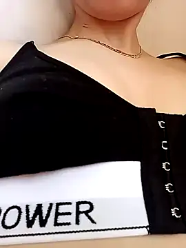 Louulou Hotgirl online show from May 19, 2026, 11:05 am
