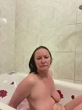 LindaLee90 online show from June 6, 2026, 5:28 pm