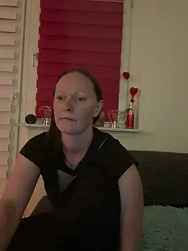 LindaLee90 online show from June 25, 2026, 8:24 pm