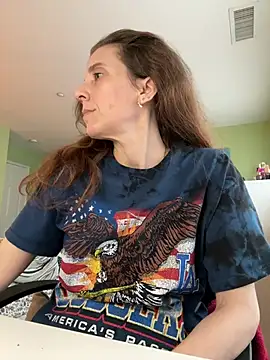 Snapshot of Raevyn chatting on July 4, 2026, 1:34 am Raevyn online show from July 4, 2026, 1:34 am