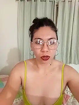Snapshot of Mia_essence chatting on May 10, 2026, 11:43 pm Mia essence online show from May 10, 2026, 11:43 pm