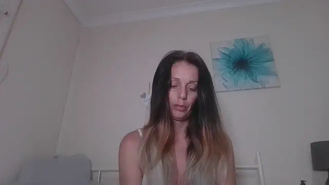 LouiseLovell online show from June 16, 2026, 7:55 am