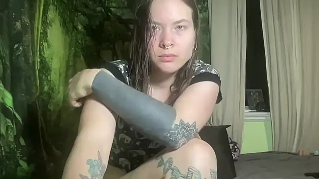 Snapshot of mo0ngoddess chatting on February 5, 2026, 3:44 am mo0ngoddess online show from February 5, 2026, 3:44 am