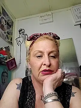 Snapshot of NutNmyGUTdaddy chatting on June 17, 2026, 8:28 am NutNmyGUTdaddy online show from June 17, 2026, 8:28 am