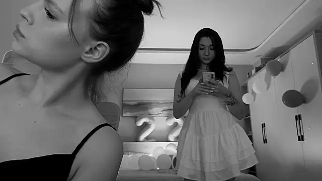 MoonkissGirls online show from May 15, 2026, 11:12 pm