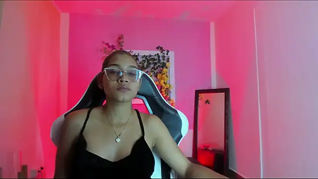 Snapshot of Scarlett_Lune chatting on May 29, 2026, 7:23 pm Scarlett Lune online show from May 29, 2026, 7:23 pm