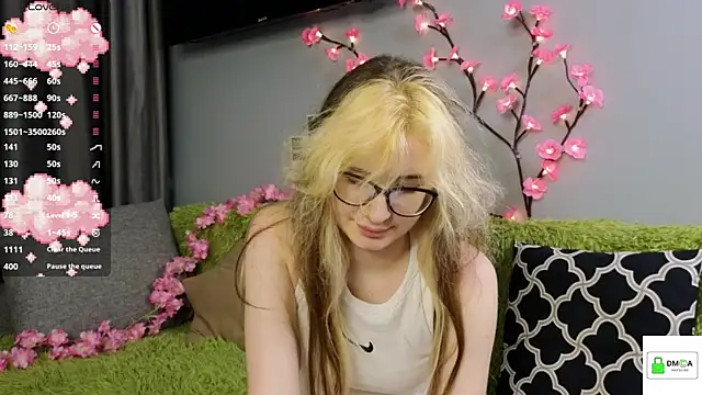 HellyCherry online show from July 4, 2026, 8:04 pm