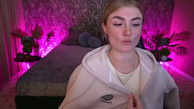 Snapshot of Lolly_Rosee chatting on May 19, 2026, 9:37 am Lolly Rosee online show from May 19, 2026, 9:37 am