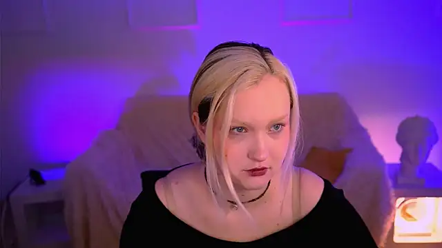 Snapshot of ViolettWoods chatting on June 17, 2026, 6:27 am ViolettWoods online show from June 17, 2026, 6:27 am