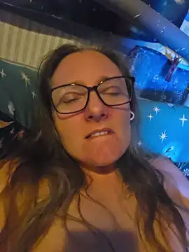 Izzylove47 online show from July 13, 2026, 9:17 pm