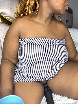 Snapshot of BIGMAMA011 chatting on July 14, 2026, 2:05 am BIGMAMA011 online show from July 14, 2026, 2:05 am
