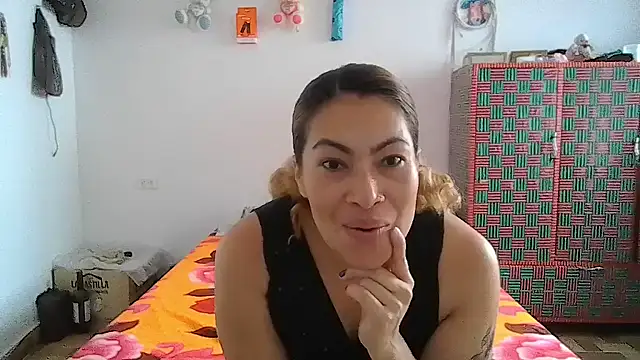 Snapshot of Layla-Astrum chatting on June 3, 2026, 12:52 pm Layla-Astrum online show from June 3, 2026, 12:52 pm