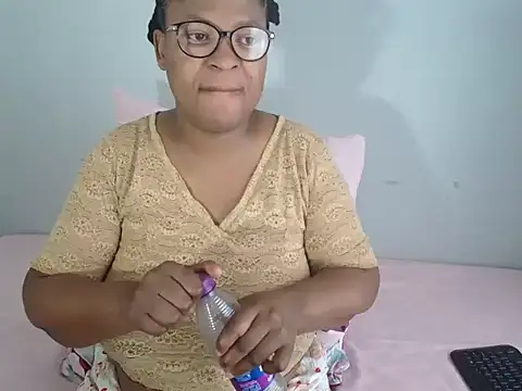 Snapshot of CandyYumsAerolaXX chatting on May 21, 2026, 9:49 am CandyYumsAerolaXX online show from May 21, 2026, 9:49 am