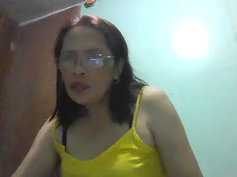 Snapshot of momshe2026 chatting on May 20, 2026, 1:17 pm momshe2026 online show from May 20, 2026, 1:17 pm