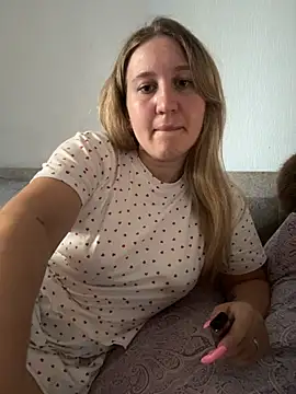 Snapshot of MarieHeartt chatting on July 2, 2026, 12:33 pm MarieHeartt online show from July 2, 2026, 12:33 pm