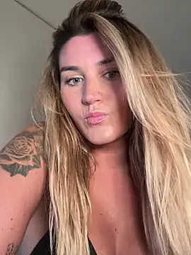 thebeachyblonde online show from July 15, 2026, 9:42 pm