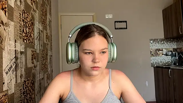 HellyRay online show from June 18, 2026, 2:54 pm