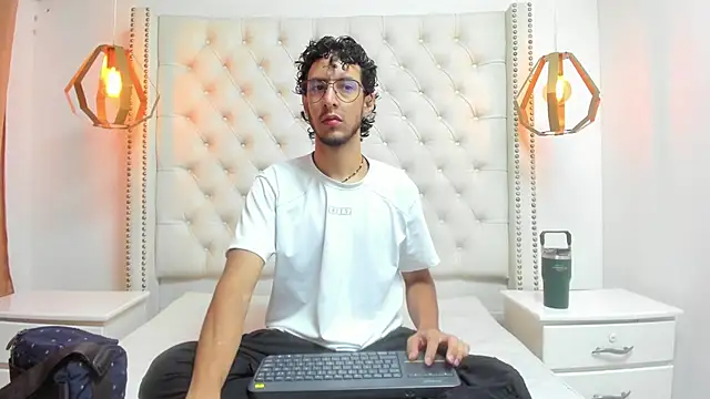 Snapshot of LEO_SANZ66 chatting on June 17, 2026, 12:18 pm LEO SANZ66 online show from June 17, 2026, 12:18 pm