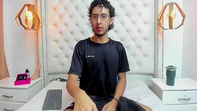 Snapshot of LEO_SANZ66 chatting on June 23, 2026, 12:25 pm LEO SANZ66 online show from June 23, 2026, 12:25 pm