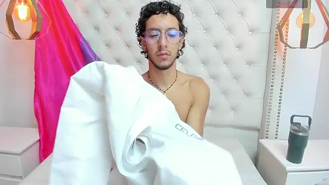 Snapshot of LEO_SANZ66 chatting on July 8, 2026, 12:31 pm LEO SANZ66 online show from July 8, 2026, 12:31 pm