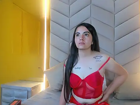 lauraura online show from May 26, 2026, 8:21 am