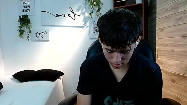 Snapshot of Ryan_grayx chatting on June 19, 2026, 2:43 pm Ryan grayx online show from June 19, 2026, 2:43 pm