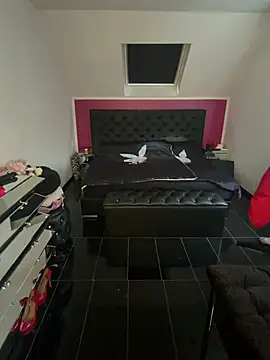 GymMoniMilf online show from July 22, 2026, 1:03 pm