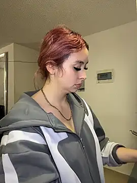 Sophia LuxxX online show from June 10, 2026, 7:57 pm