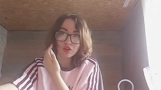 OliviaMoment online show from June 20, 2026, 8:17 am