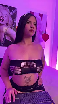 Snapshot of Lara_petit chatting on June 14, 2026, 6:21 pm Lara petit online show from June 14, 2026, 6:21 pm