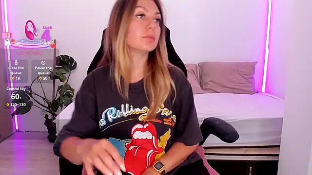 LindaWhite  online show from September 21, 2025, 4:08 pm